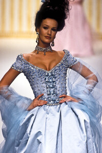 1970913134_PierreBalmainHauteCoutureSpring199413.thumb.jpg.22a13924f06b064aa04881278425e3d6.jpg