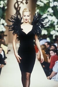 1980567396_YvesSaintLaurent1995HauteCouture136.thumb.jpg.623161be47489a1ca30fd003ca97db82.jpg