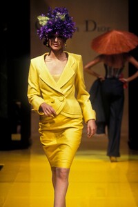 1988561709_ChristianDior1995HauteCouture5.thumb.jpg.adce00f99a74dd9691b3172eb6aec310.jpg