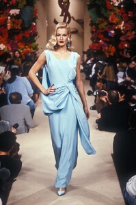 1990975432_YvesSaintLaurent1995HauteCouture169.thumb.jpg.19d9e8d1aeb0dc127a9368213faeb0d7.jpg