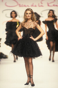 2017702965_OscardeLaRentaSpring199214.thumb.jpg.bd21a5e3642bd19182ecf43eee6130a5.jpg