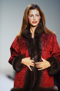 203564336_oscar-de-la-renta-fw-1997(3).thumb.jpg.969600d82da876986687e99dadd88217.jpg