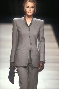 2035887713_GiorgioArmani1992WomenRTW49.thumb.jpg.0f215aacfc9326cf1c6fbd44307ba1b8.jpg