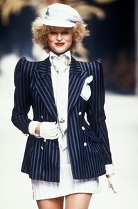 2048238351_VivienneWestwood1995WomenRTW19.thumb.jpg.1e3afea307d3c741835fffa8c767ae45.jpg