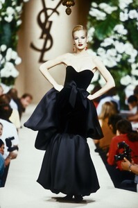 2060963981_YvesSaintLaurent1995HauteCouture101.thumb.jpg.209ab45c7807c8cf9eeef4ec1ab9c853.jpg