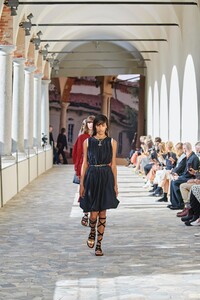 2102345585_defile-ports-1961-printemps-ete-2021-milan-look-43(1).thumb.jpg.608bb4c40219a5808ff3e7715905bab8.jpg