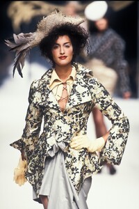 2104373007_VivienneWestwood1995WomenRTW24.thumb.jpg.29a57558f3182b022f62cf05f8eaefbb.jpg