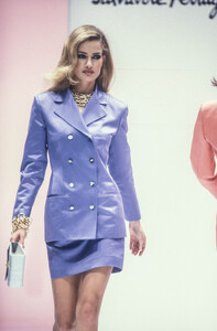 2122298845_SalvatoreFerragamo1992WomenRTW18.thumb.jpg.a77d4e36be5a81c37c8da98cbe1bdad1.jpg