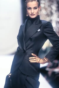 215302515_ChristianDior1991HauteCouture57.thumb.jpg.39a34cf6201587659d19b862e6b37d72.jpg