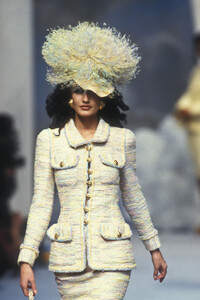 228163228_Chanel1992HauteCouture15.thumb.jpg.b015e3fac06f8cc4abb0d0428b4b495b.jpg