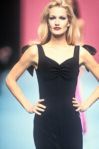 230944367_ChristianLacroix1995WomenRTW95.thumb.jpg.3b23b27ad8ab346dbca4feec62b3e823.jpg