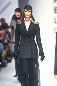 234146012_KarlLagerfeld1993WomenRTW70.thumb.jpg.053e02bb40e1c560e9e2f7a981b5149a.jpg