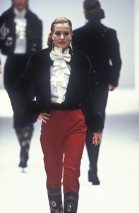236318882_Byblos1992WomenRTW28.thumb.jpg.282239c2c12c7d9f04ee1823398eedbc.jpg