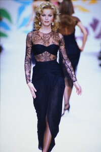 237493673_oscar-de-la-renta-ss-1993(3).thumb.jpg.81170ed088ba0761dfb0ab328410057f.jpg