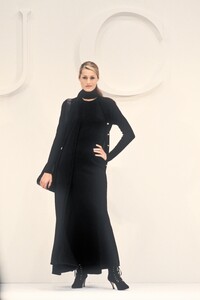 239645462_Gucci1993WomenRTW29.thumb.jpg.8edbd65123dce37f619996b52fa35107.jpg