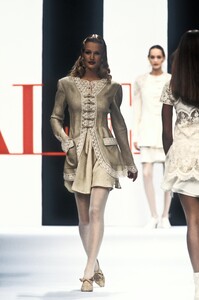 249412104_Valentino1994WomenRTW11.thumb.jpg.9af53d7f1b2eb3e7699992321b2ba856.jpg