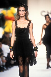 272587454_Chanel1991WomenRTW150.thumb.jpg.fe049e8d15f0917da28bf85422b6fe4f.jpg