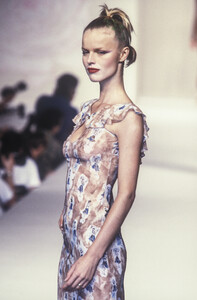 27721415_Blumarine1997WomenRTW26.thumb.jpg.6c66a9499732885c985d38a172e9602f.jpg