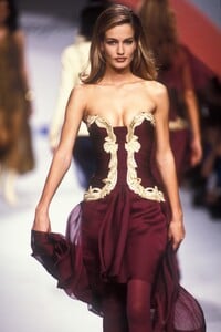 28108526_KarlLagerfeld1991WomenRTW72.thumb.jpg.7c507c61195db943877d8a057c0de0aa.jpg