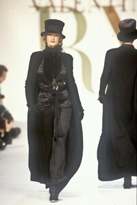 282471038_Valentino1993WomenRTW73.thumb.jpg.2cf47b5ffab2acb249e9d3eb03a7d475.jpg