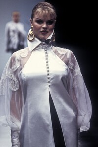 282712509_GianfrancoFerre1993WomenRTW126.thumb.jpg.d60061ae0a0f493108d7d8f5c7da3b4f.jpg