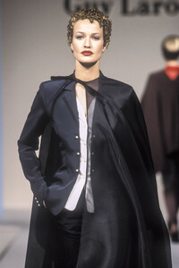 298691466_GuyLaroche1994HauteCouture42.thumb.jpg.b22524d7b33e2e810ccbf8a98ba97073.jpg