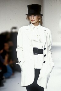 312056363_Valentino1993WomenRTW118.thumb.jpg.9ce7cfb472afdb1c9ec3e31f15e9b214.jpg