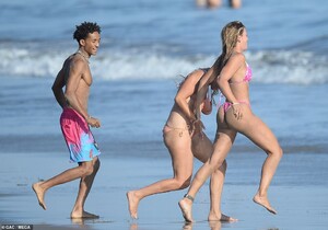 32847282-8703673-Colorful_display_She_wore_a_pale_orange_bikini_that_contrasted_w-a-230_1599418403906.jpg
