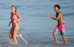 32847330-8703673-Youthful_romance_The_two_began_dating_in_November_of_that_year_w-a-235_1599418404080.jpg