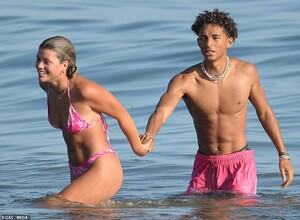 32847334-8703673-Getting_close_Jaden_and_Sofia_showed_off_their_own_PDA_as_they_h-a-233_1599418403996.jpg