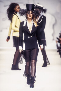 333778500_KarlLagerfeld1993WomenRTW5.thumb.jpg.eb060fde3cb8e5fbf2e0e602ce7a7dc7.jpg