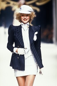 334387905_VivienneWestwood1995WomenRTW18.thumb.jpg.c7add42fbb5a100746774ad0ba653e2e.jpg