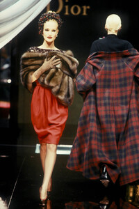 34151020_ChristianDior1995HauteCouture66.thumb.jpg.67b0ba504d1b45a64ce73d7d991654dc.jpg