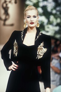 355323825_YvesSaintLaurent1995HauteCouture191.thumb.jpg.01a89741b9056718fe6e2e78a265346e.jpg