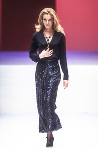 365074748_LauraBiagiotti1992WomenRTW4.thumb.jpg.a9da61d529bf132261804eefd422d54d.jpg