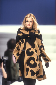 37374736_LauraBiagiotti1992WomenRTW46.thumb.jpg.2629baae5edbed956f6b5c007aa476c5.jpg