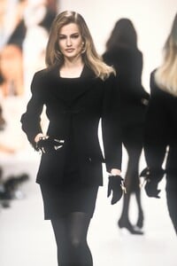 375414353_Valentino1991WomenRTW63.thumb.jpg.2e58539b99242d34935cf883ce618586.jpg