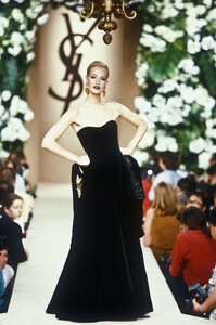 387154916_YvesSaintLaurent1995HauteCouture192.thumb.jpg.3782763d1bb940ec60a8b2b5a77a5e62.jpg