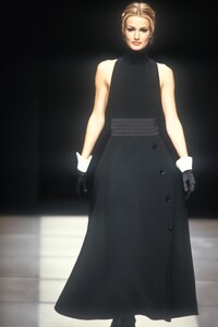 391124295_GiorgioArmani1992WomenRTW125.thumb.jpg.34a0e0874cfeea90476212ca71fbe3d3.jpg