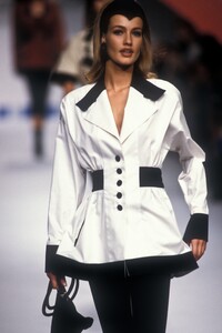 400092370_KarlLagerfeld1991WomenRTW70.thumb.jpg.3aa8126e47472395fb8d3ea41ebd3063.jpg