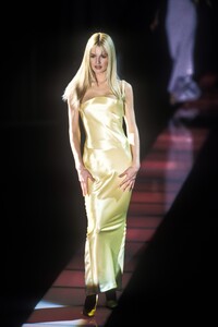 418008745_Versace1995WomenRTW131.thumb.jpg.8422ff7e59fc2279a32d34cc7d3824ae.jpg