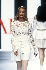 419378604_Valentino1994WomenRTW56.thumb.jpg.8562b6af59dc333cf98e320d74bcbb97.jpg