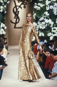 420612073_YvesSaintLaurent1995HauteCouture113.thumb.jpg.b5a3cb88e3e094cf869b82839ad01818.jpg