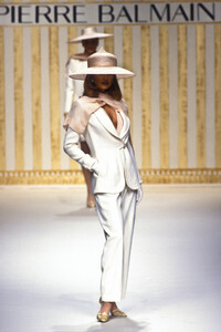427870780_PierreBalmainHauteCoutureSpring19946.thumb.jpg.7c5813bd4ebfb8c3811e403144b53ab8.jpg