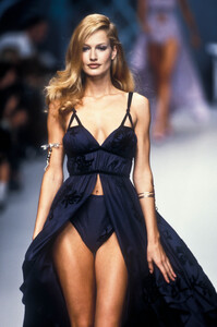 46159403_Chloe1995WomenRTW82.thumb.jpg.c643ad3e3f36a673fd1786a1d962aef1.jpg