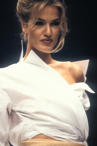 474214764_GianfrancoFerre1992WomenRTW11.thumb.jpg.a2b122f3b4317e168874b903f52980c0.jpg