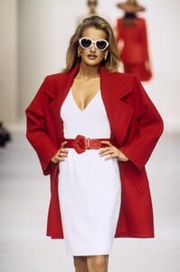 500157388_Givenchy1993WomenRTW36.thumb.jpg.990b36362973cb34f384978050f2214c.jpg