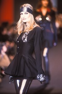 517206694_KarlLagerfeld1991WomenRTW51.thumb.jpg.9b4d489a1962b3c0125672e9486ec938.jpg