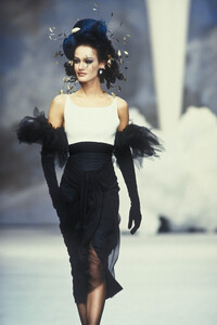 525489142_Chanel1992HauteCouture60.thumb.jpg.d51b94d010ce3f004dacdbd493839b15.jpg