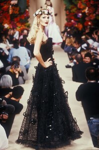 544270626_YvesSaintLaurent1995HauteCouture206.thumb.jpg.ea3e899368720e03d172e757993337b3.jpg